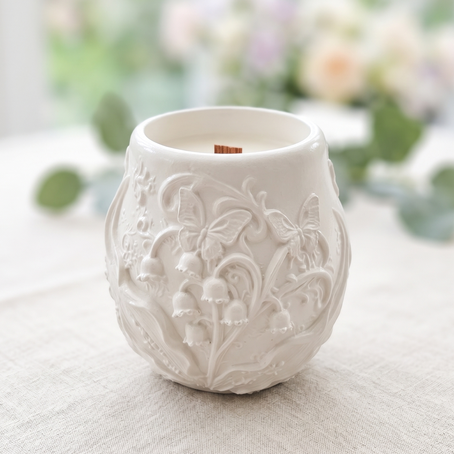 Convallaria Candle - White / Hazelnut, Chocolate