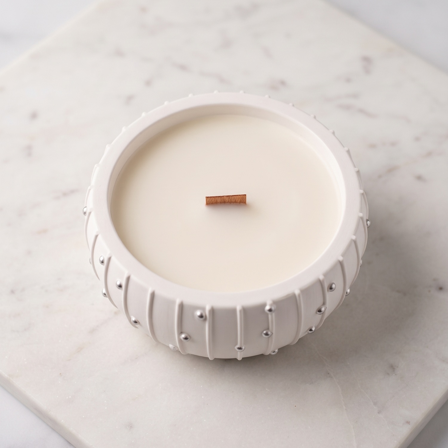 Christmas Bauble Charming Candle - White / Gold / Winter Magic