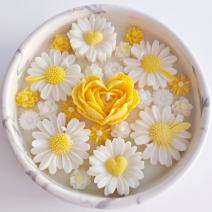 Meadow Breeze Candle - White / Silver / Yellow / Cotton